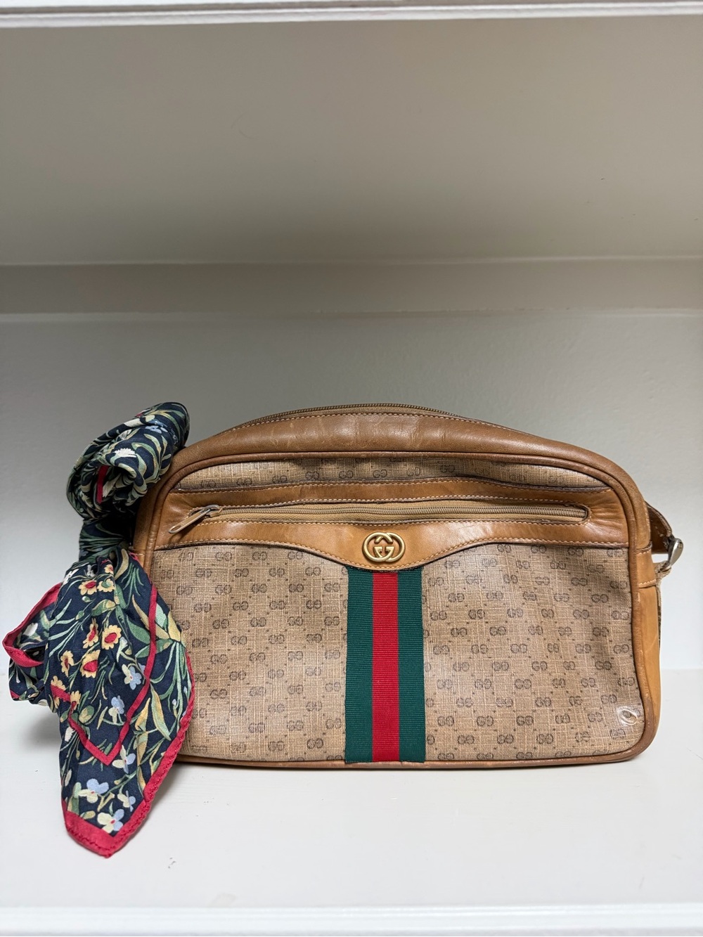 Authentic Vintage Gucci Brown GG Canvas Cross Body Camera Bag Green Red Stripe